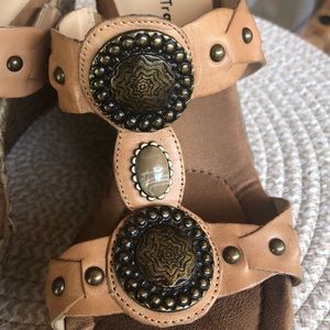 Bear traps Leather sandals